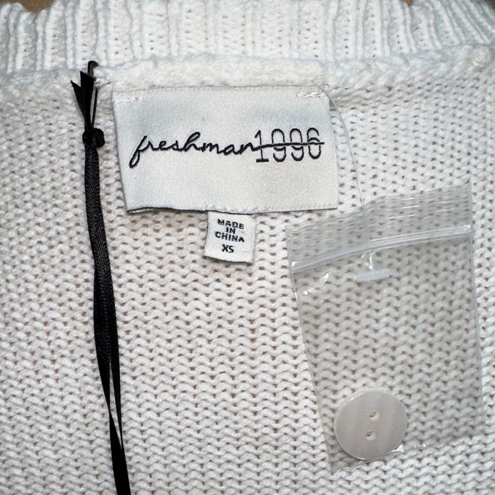 Freshman White Cropped Cardigan with Pink Floral Embroidery - Picture 8 of 9